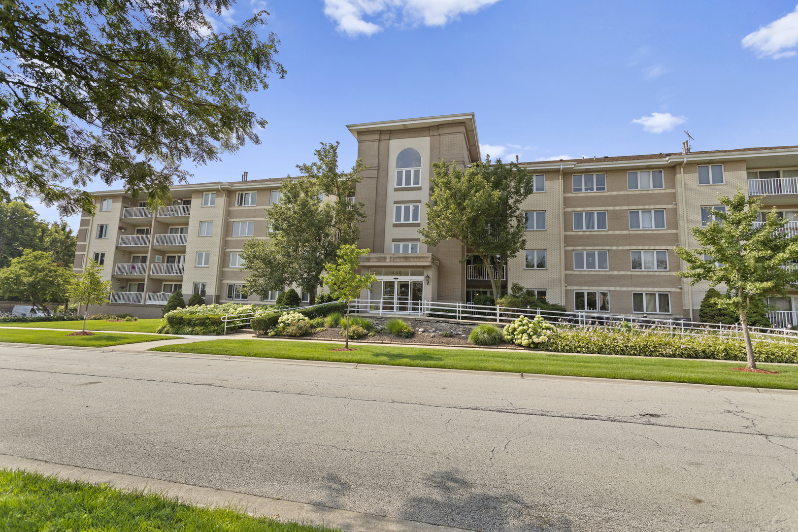 440 E MONTROSE Avenue Unit: 209