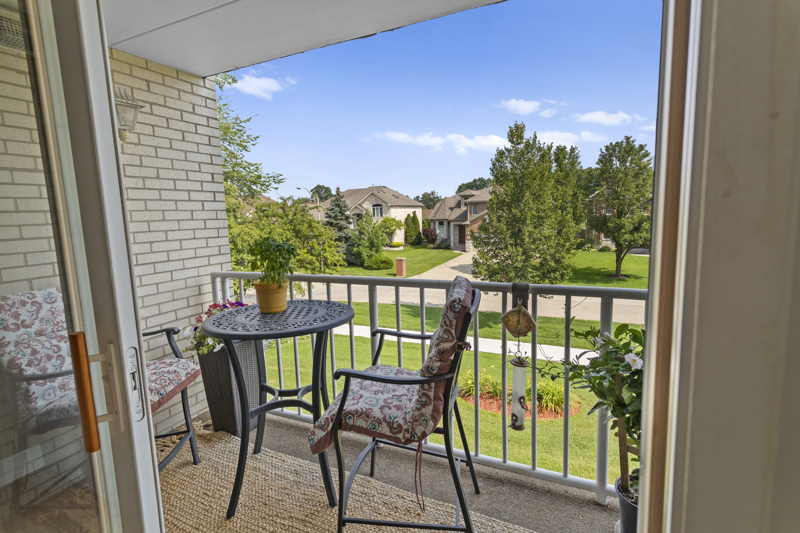 440 E MONTROSE Avenue Unit: 209