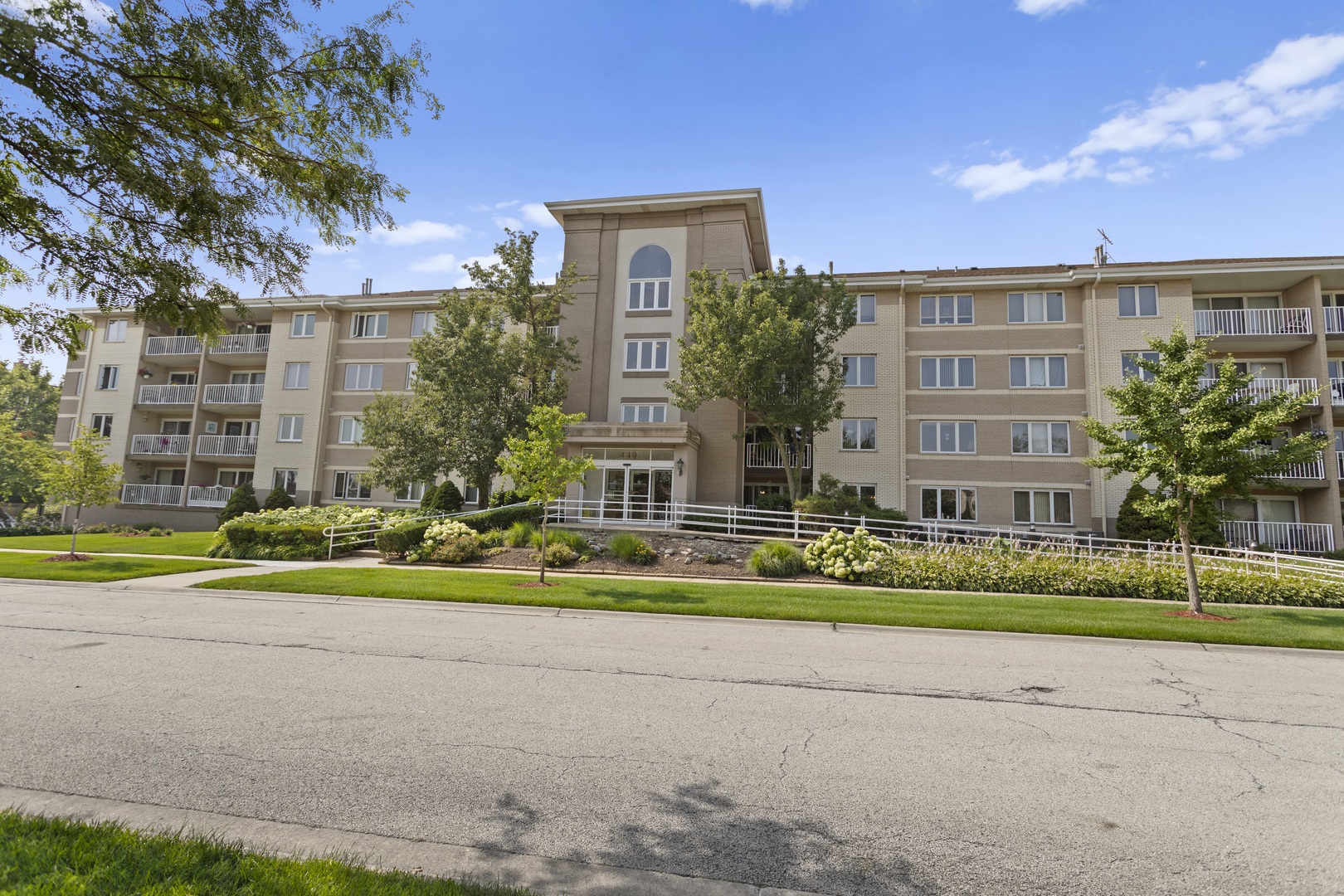 440 E MONTROSE Avenue Unit: 209