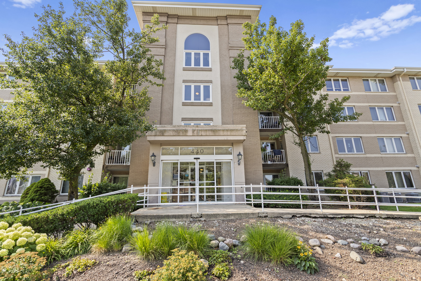 440 E MONTROSE Avenue Unit: 209