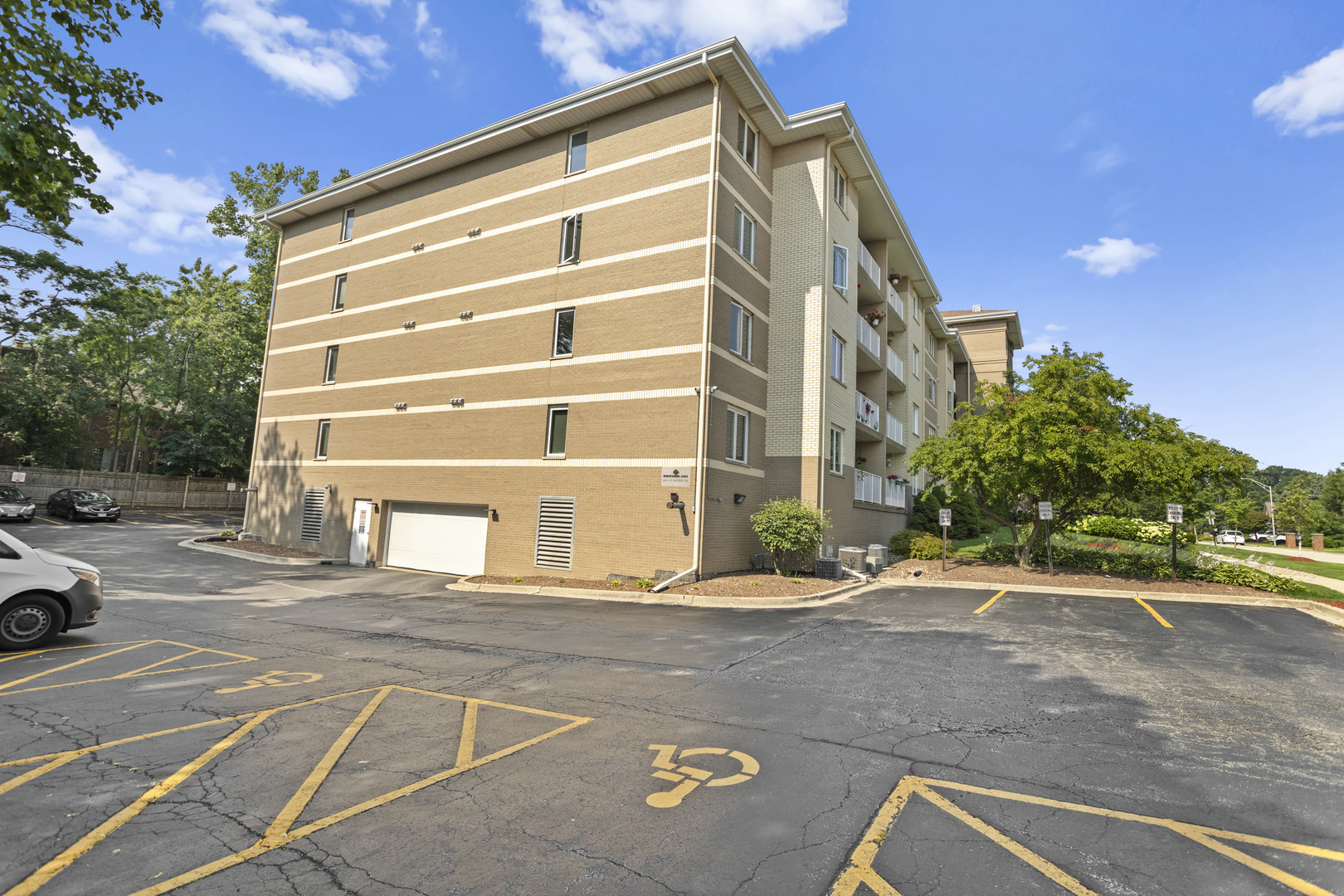 440 E MONTROSE Avenue Unit: 209