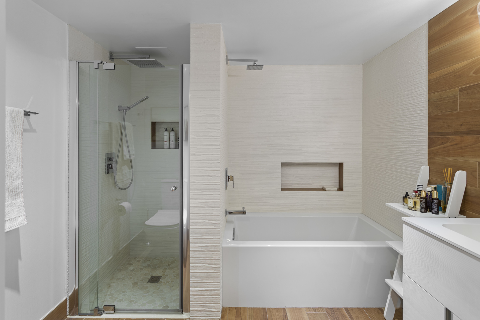 440 E MONTROSE Avenue Unit: 209