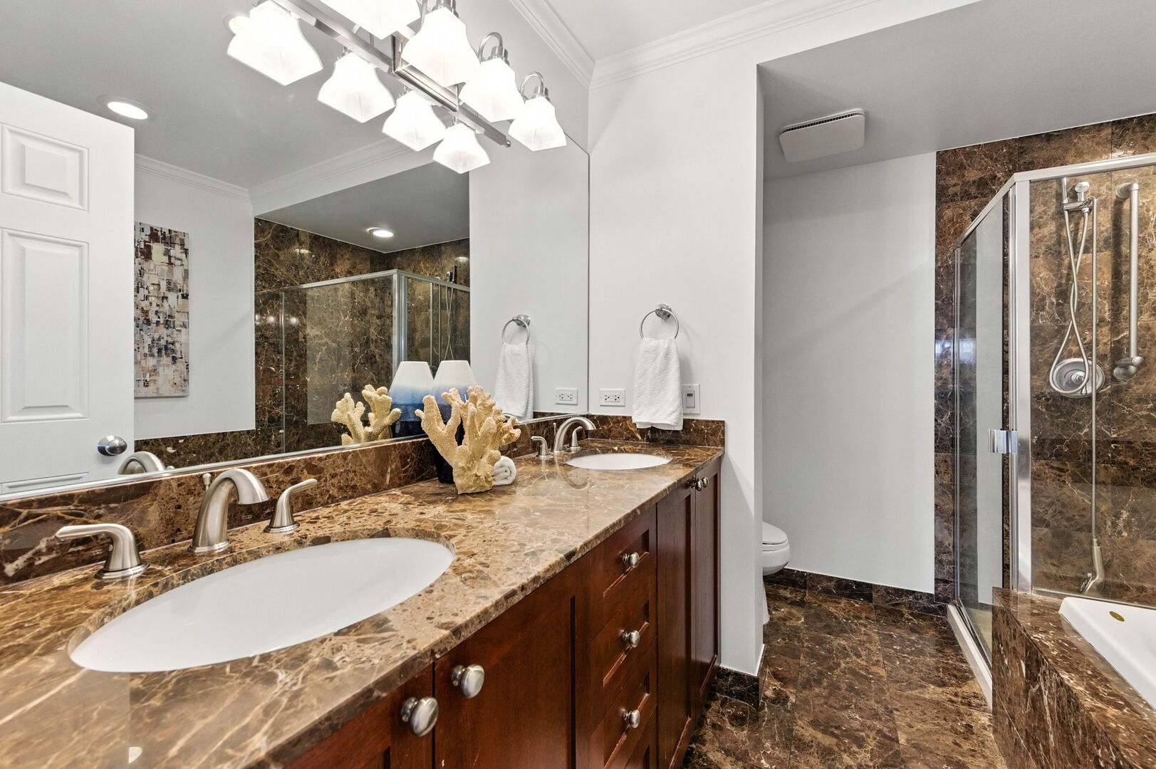 5821 N WINTHROP Avenue Unit: GN