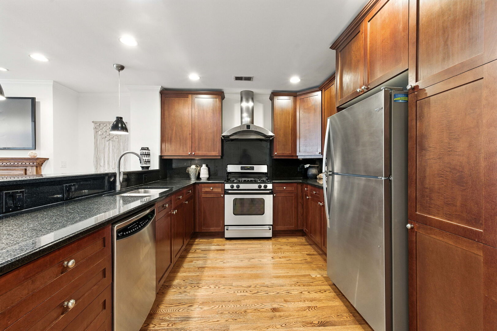 5821 N WINTHROP Avenue Unit: GN