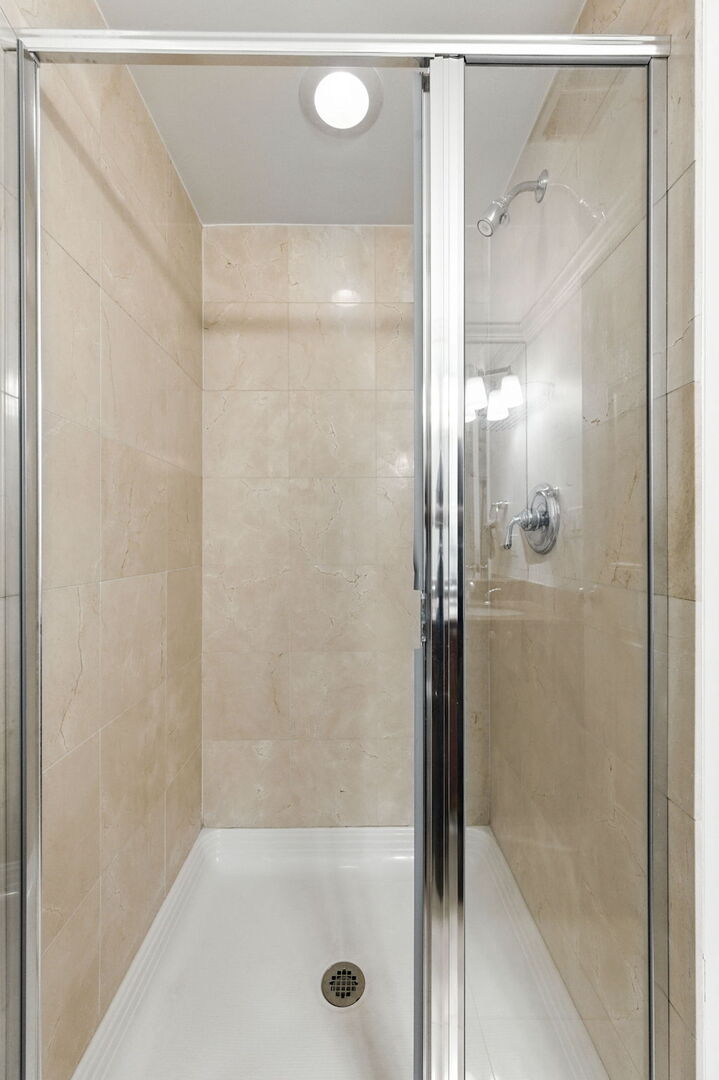 5821 N WINTHROP Avenue Unit: GN