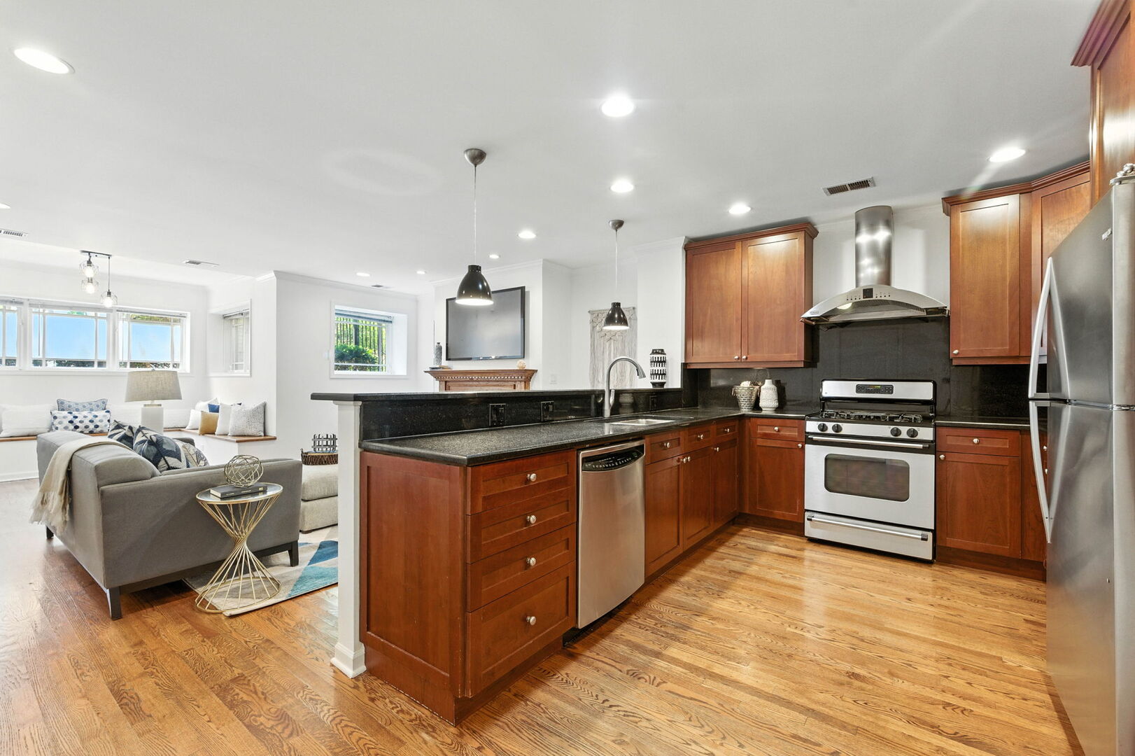 5821 N WINTHROP Avenue Unit: GN