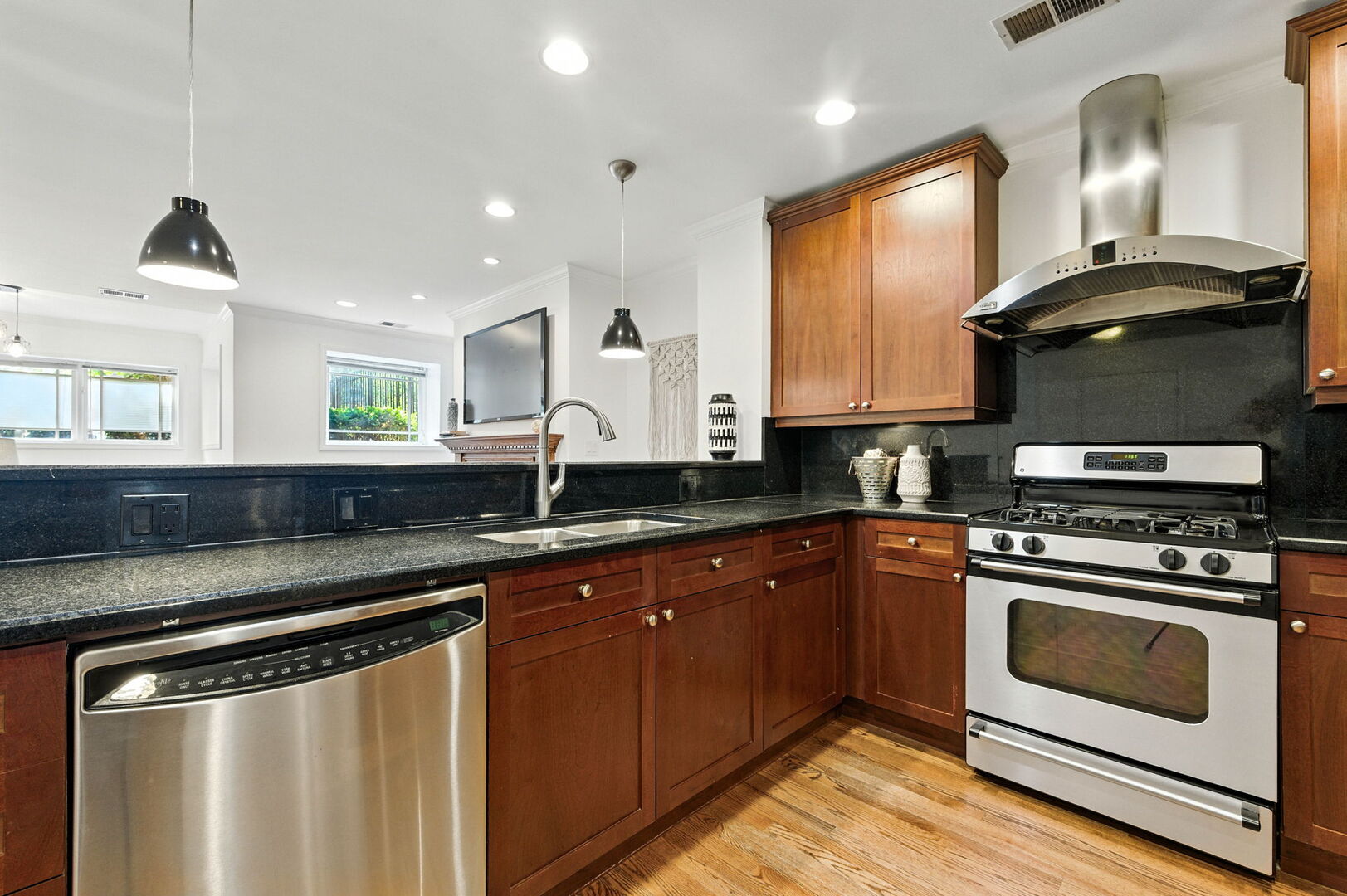 5821 N WINTHROP Avenue Unit: GN