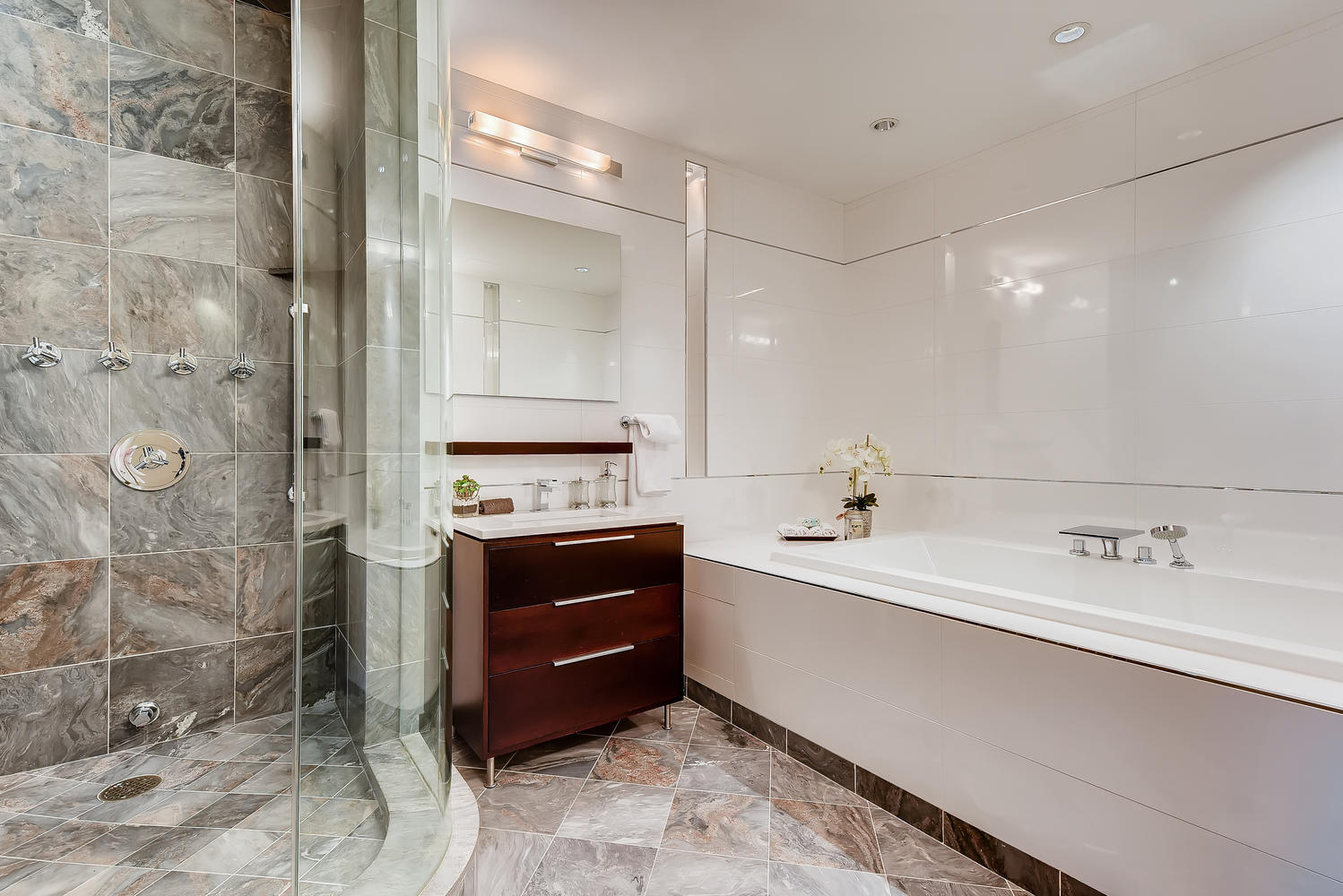 270 E Pearson Street Unit: 1402
