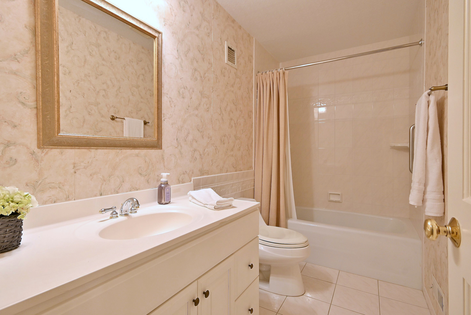 1 Oak Brook Club Drive Unit: A105