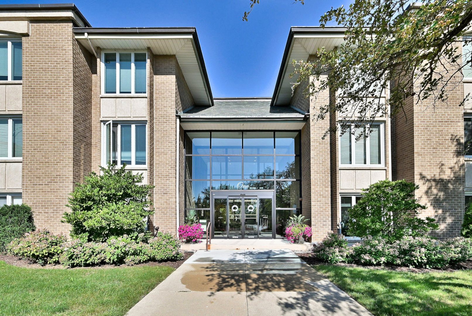 1 Oak Brook Club Drive Unit: A105
