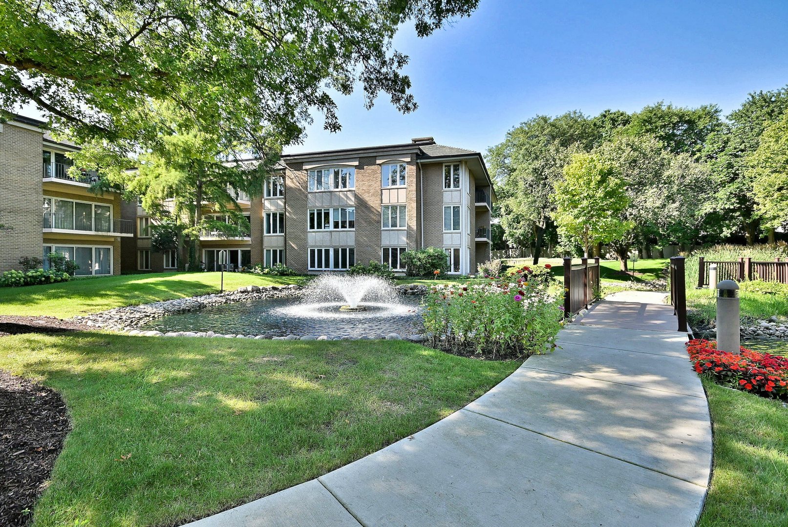 1 Oak Brook Club Drive Unit: A105