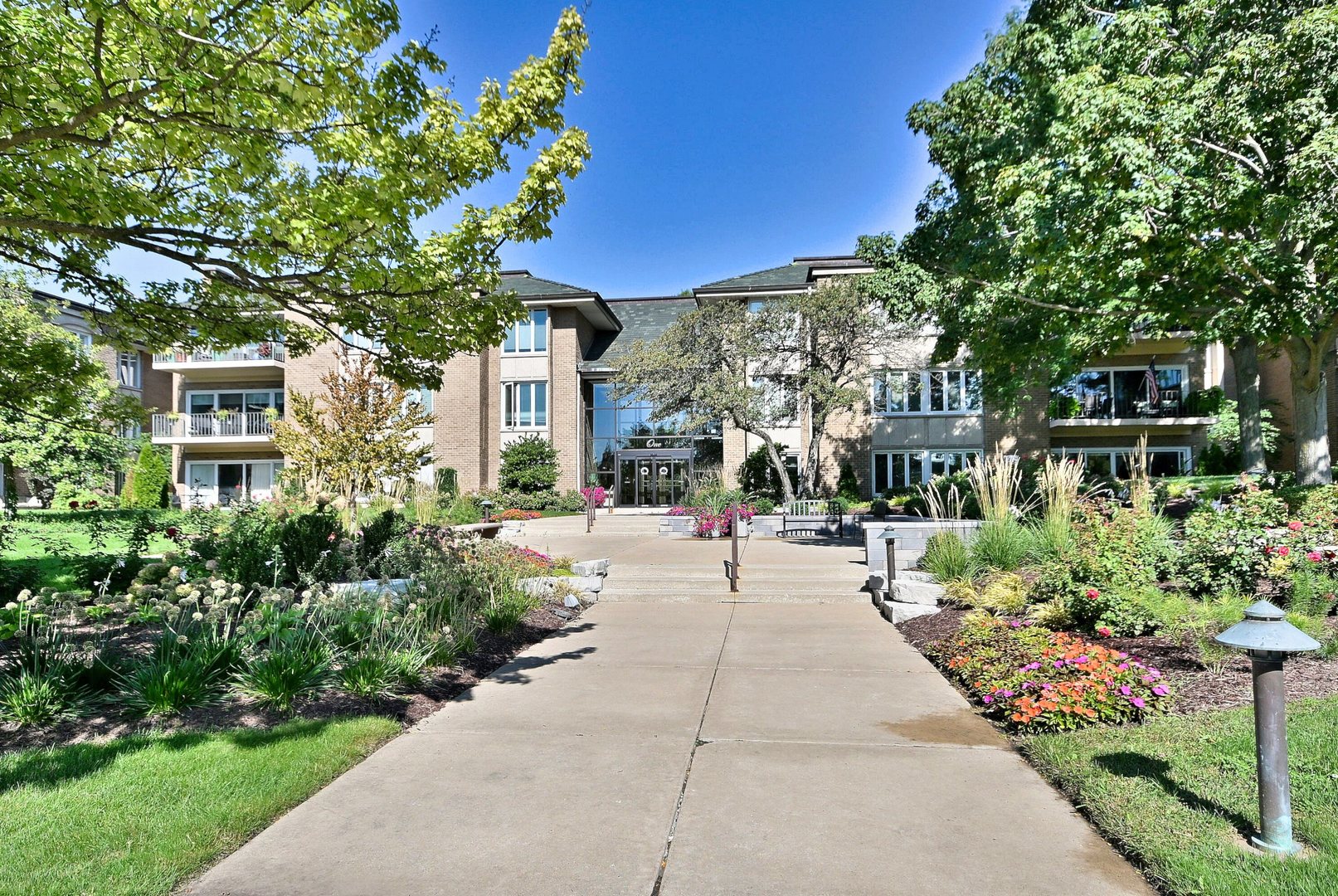 1 Oak Brook Club Drive Unit: A105