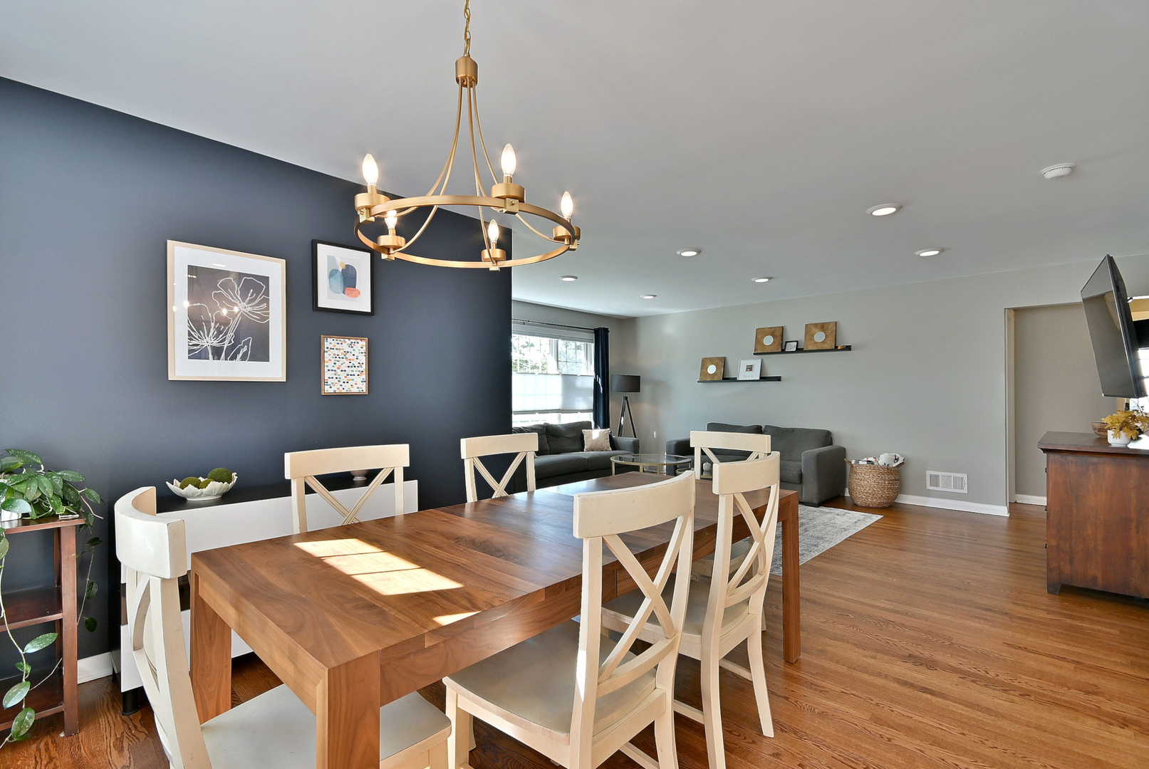 827 S Kearsage Avenue