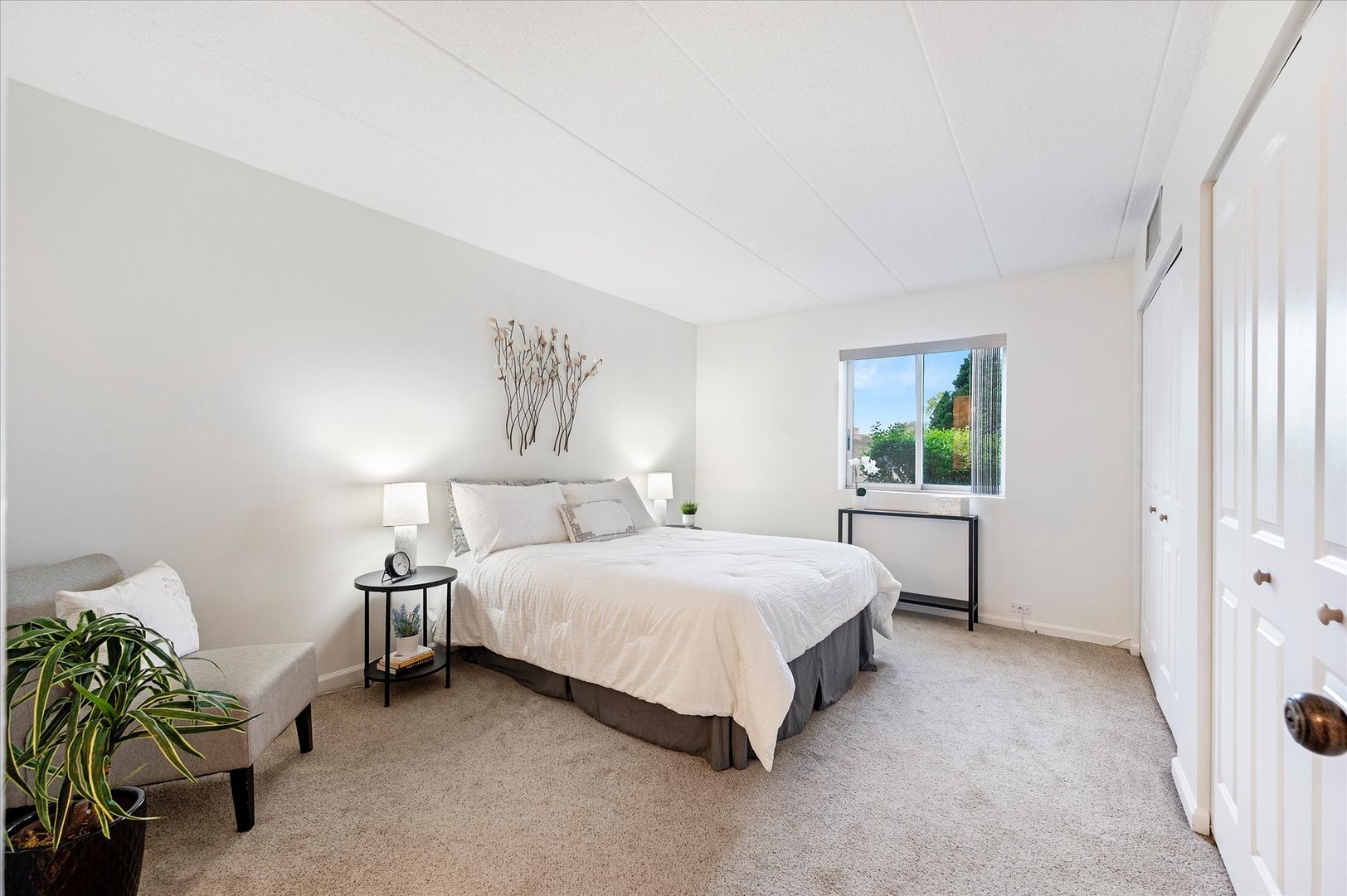 100 W Butterfield Road Unit: 101N