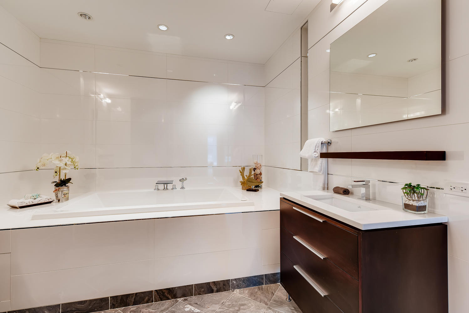 270 E Pearson Street Unit: 1402