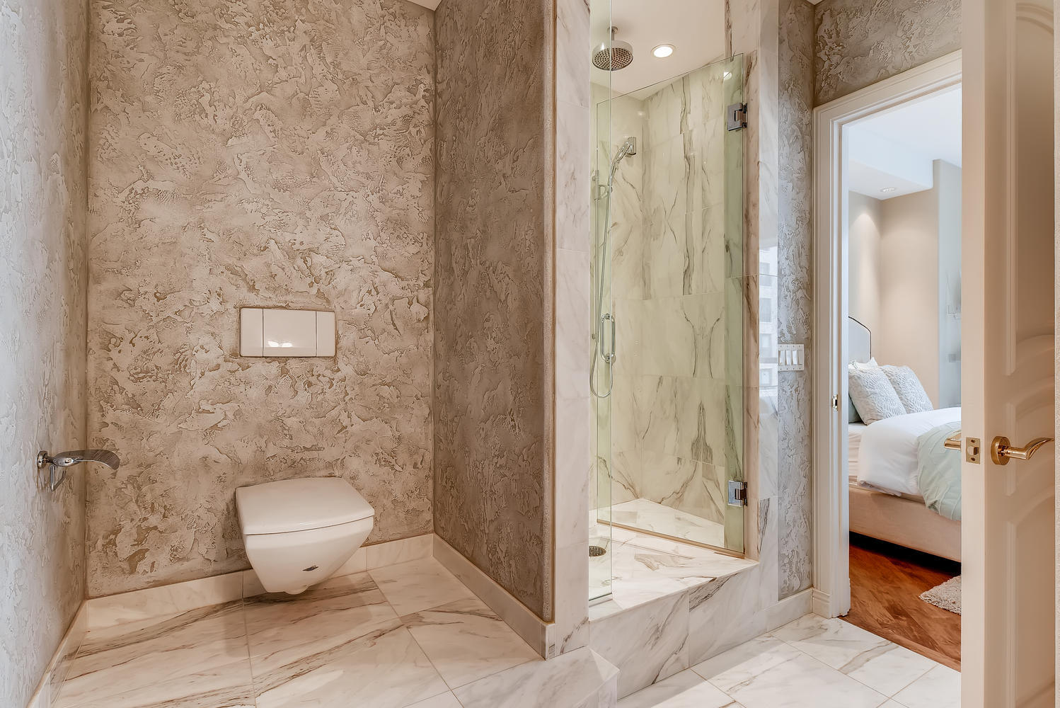 270 E Pearson Street Unit: 1402