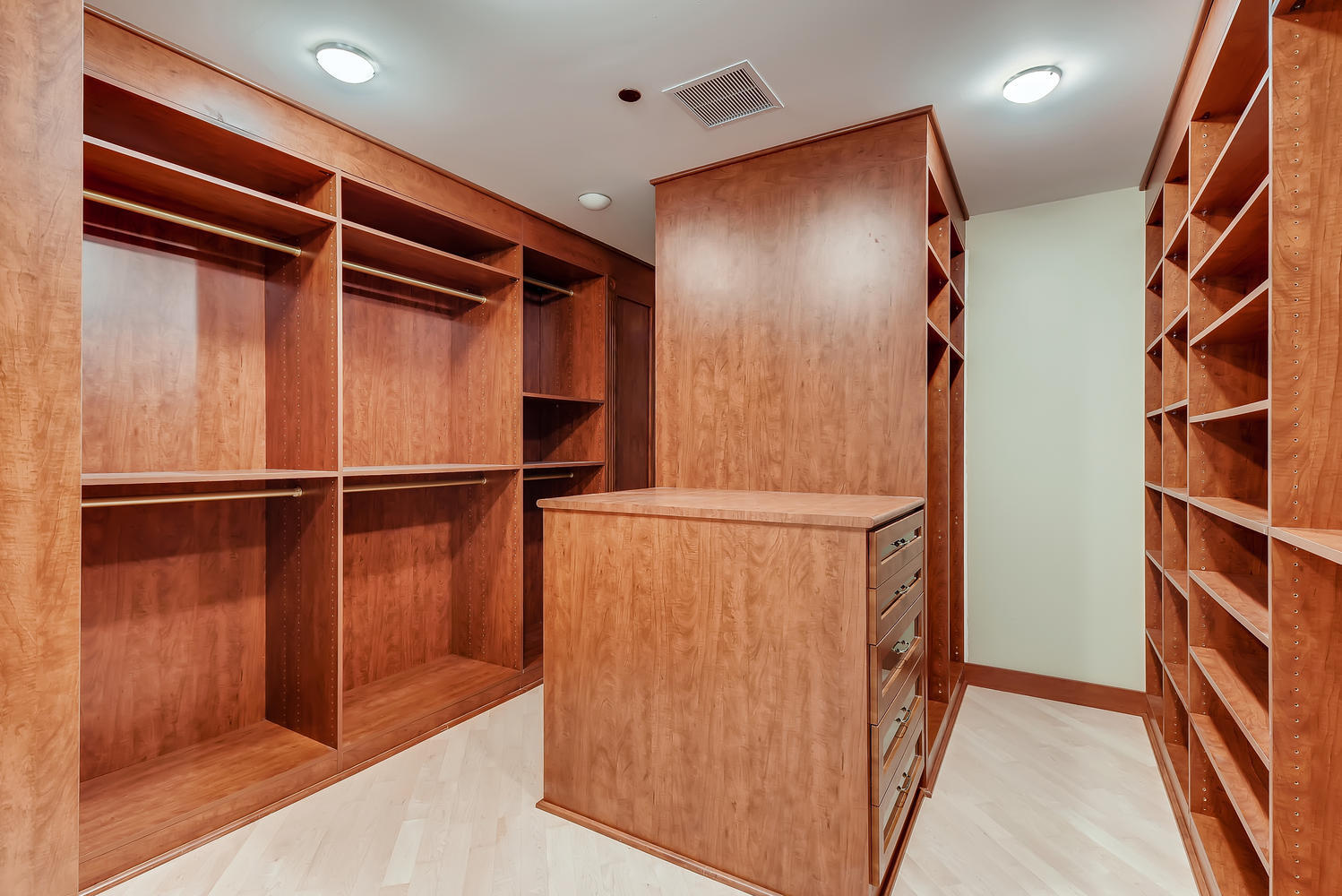 270 E Pearson Street Unit: 1402