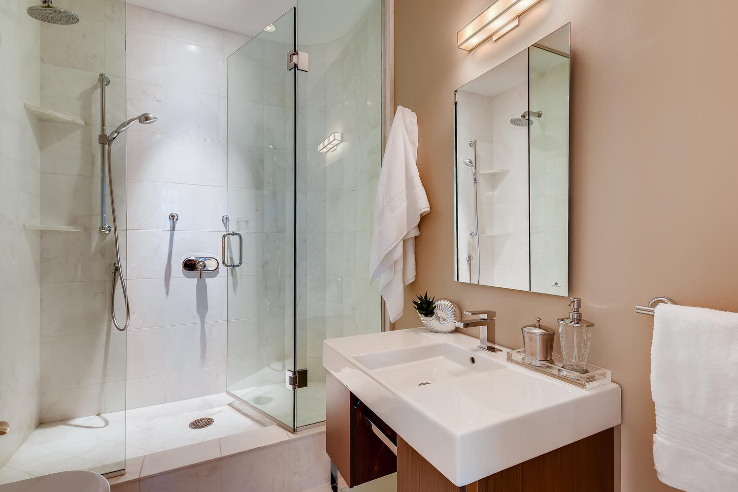 270 E Pearson Street Unit: 1402
