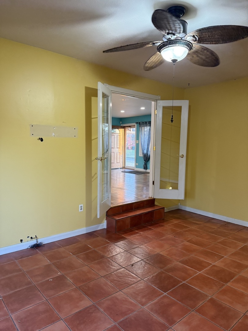 655 W Comstock Avenue