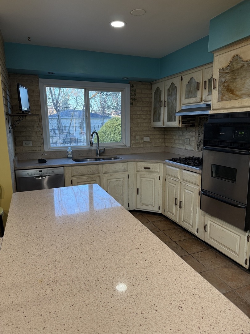 655 W Comstock Avenue