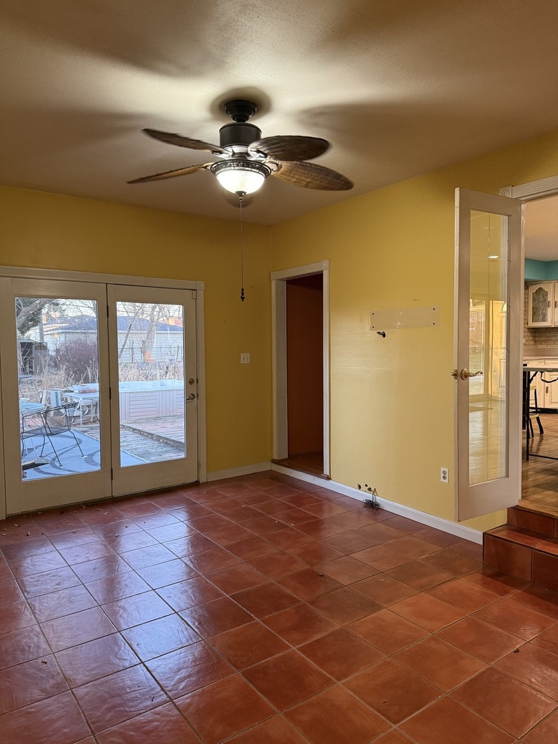 655 W Comstock Avenue