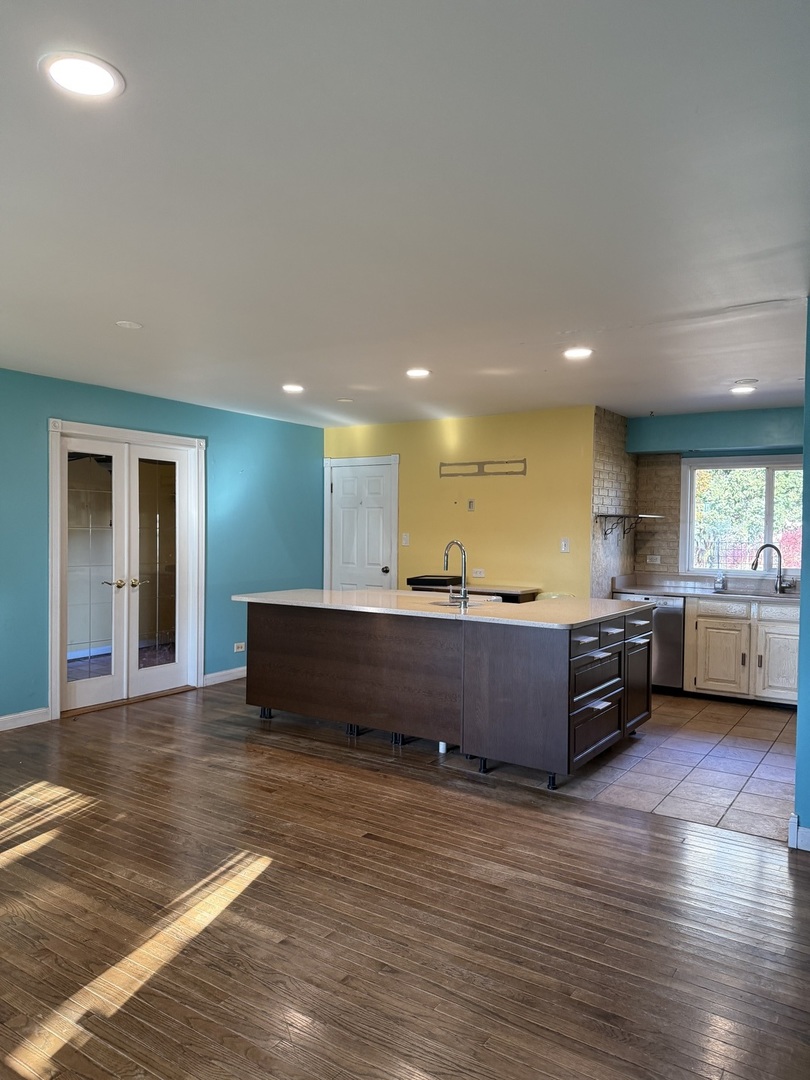 655 W Comstock Avenue