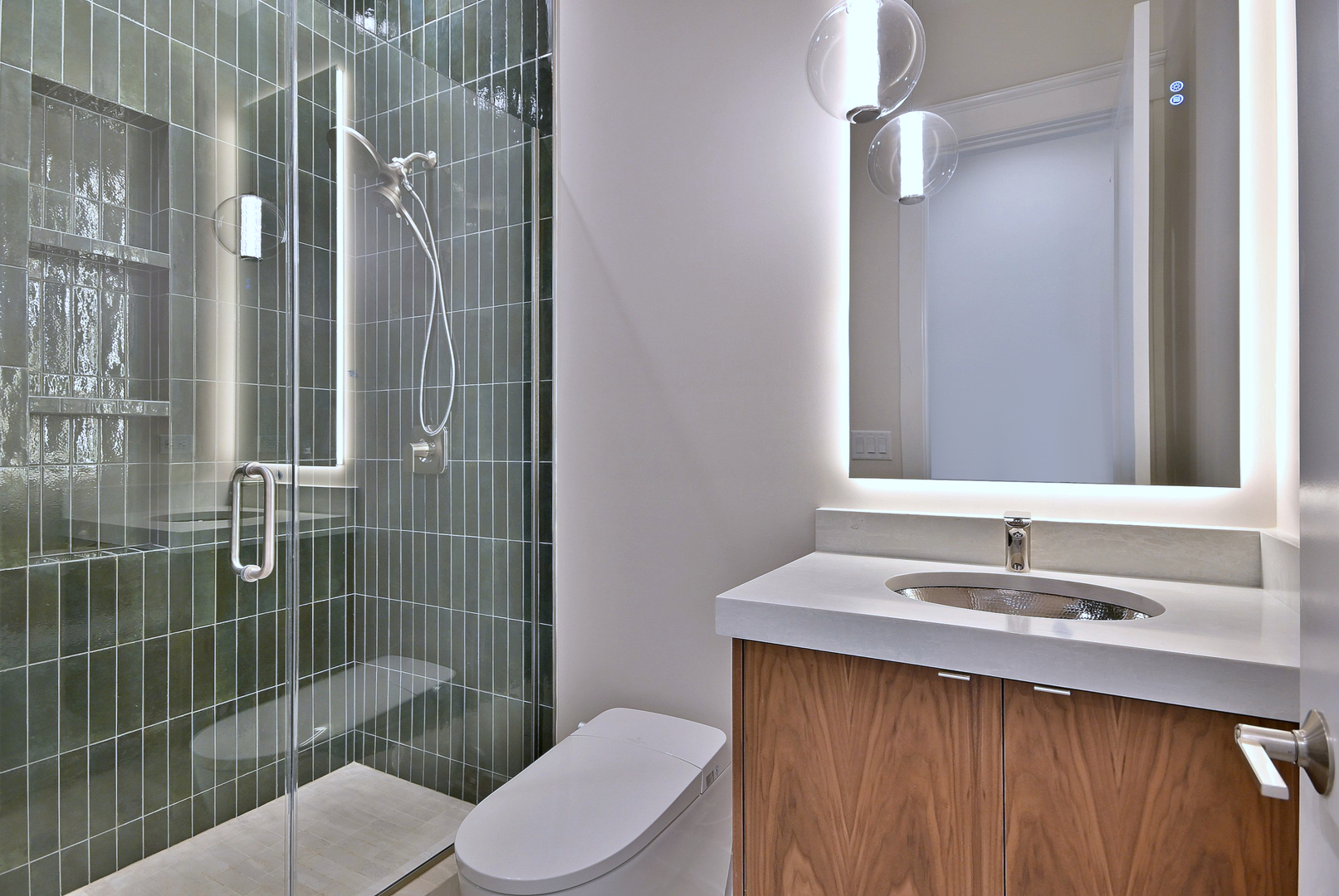 594 W Comstock Avenue