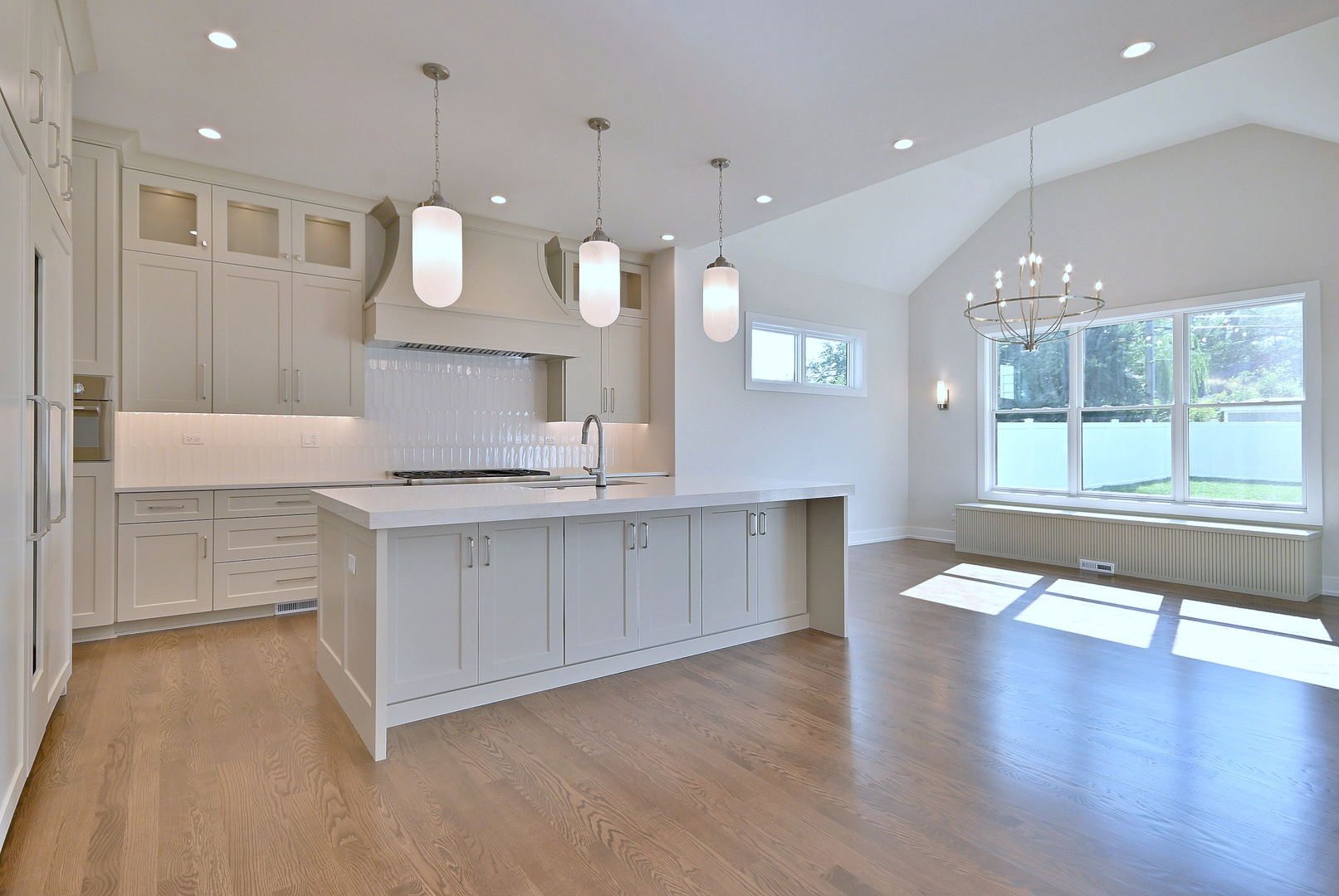 594 W Comstock Avenue