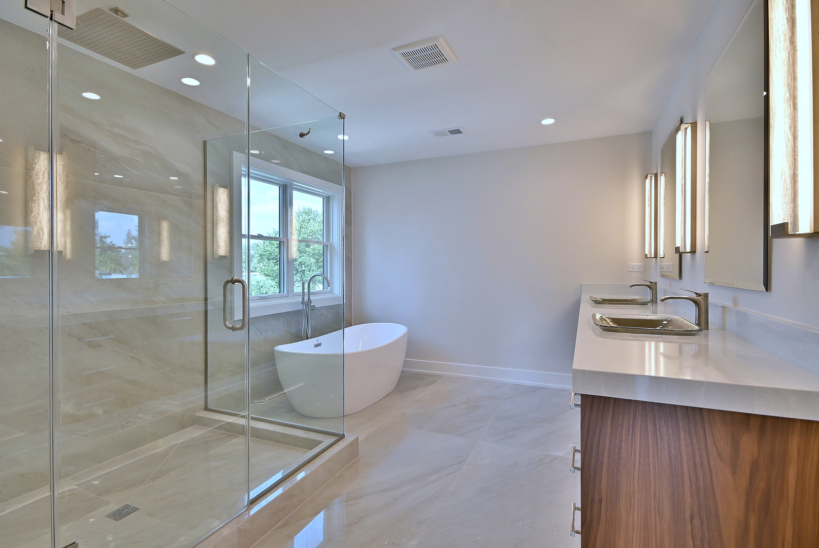 594 W Comstock Avenue