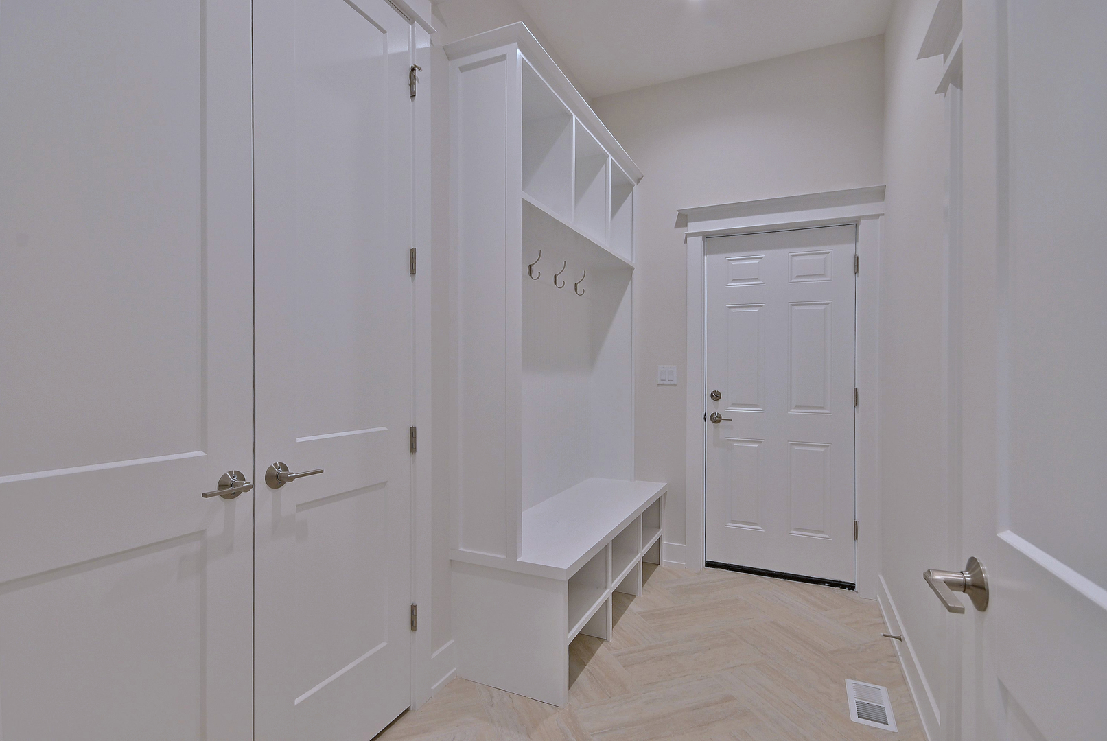 594 W Comstock Avenue