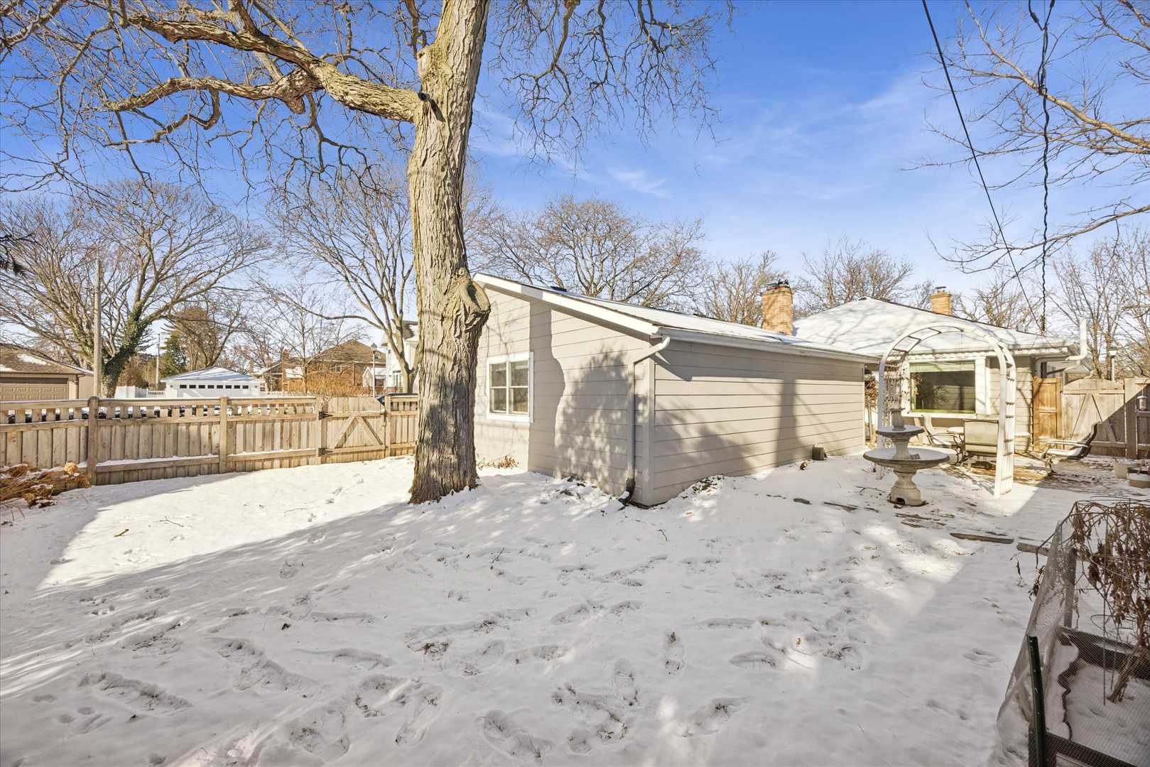 685 S Kearsage Avenue