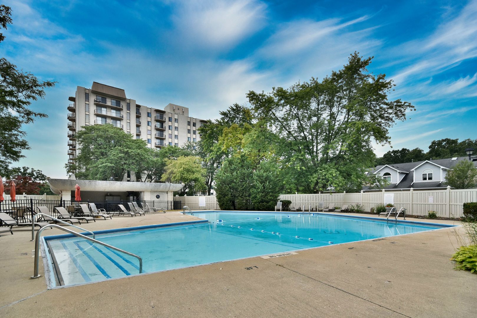 190 S Wood Dale Road Unit: 902