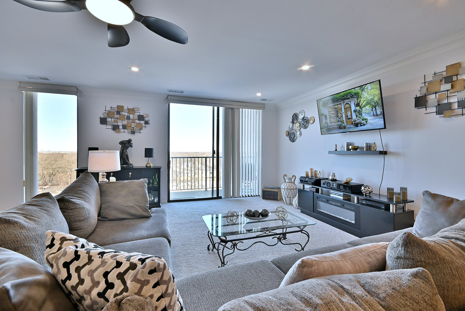 190 S Wood Dale Road Unit: 902