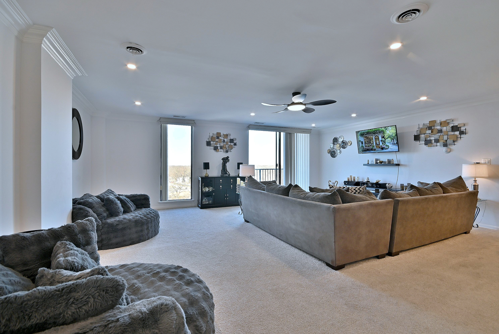 190 S Wood Dale Road Unit: 902