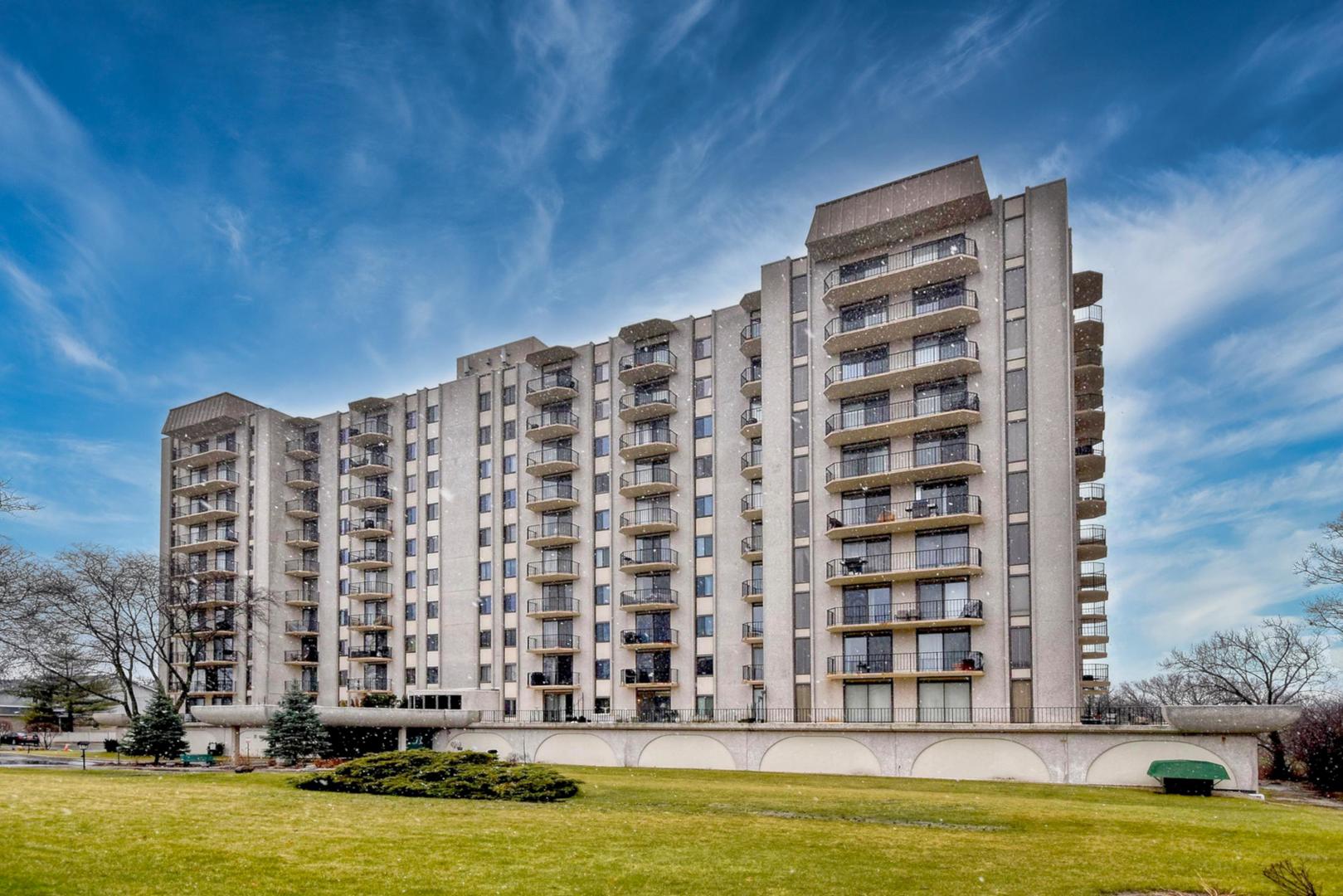 190 S Wood Dale Road Unit: 902