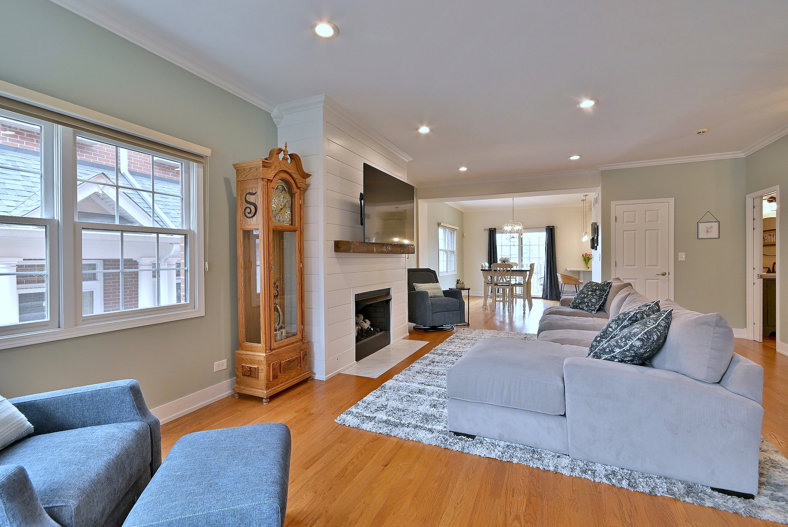 142 W 3rd Street Unit: 142