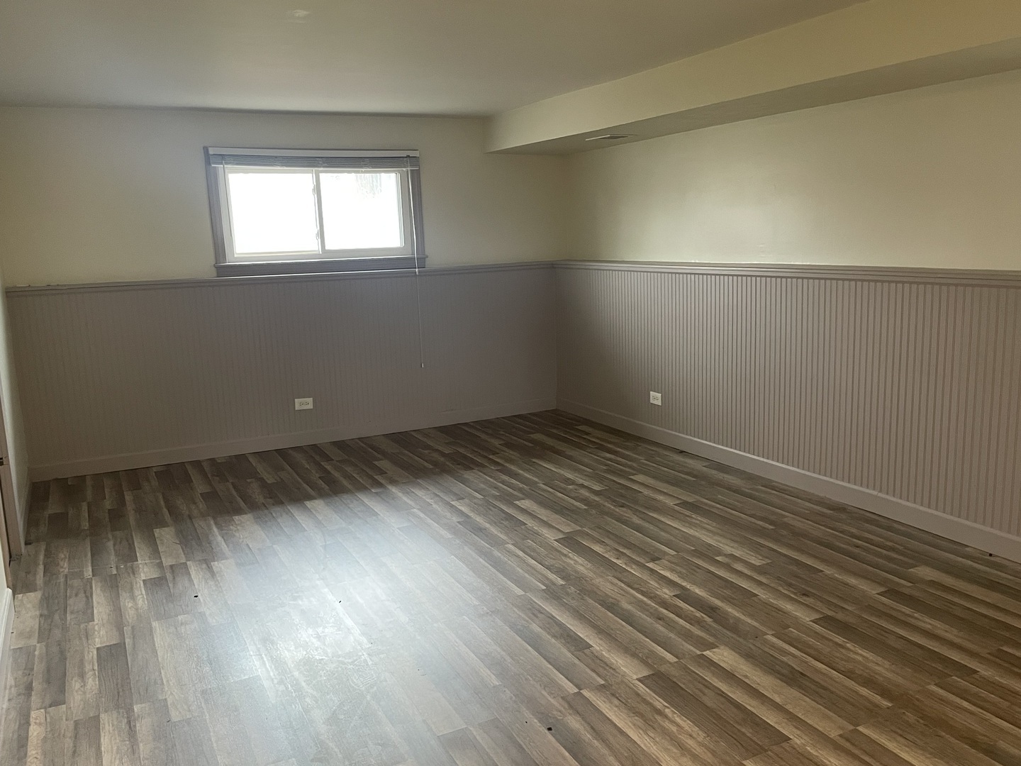 566 W Comstock Avenue