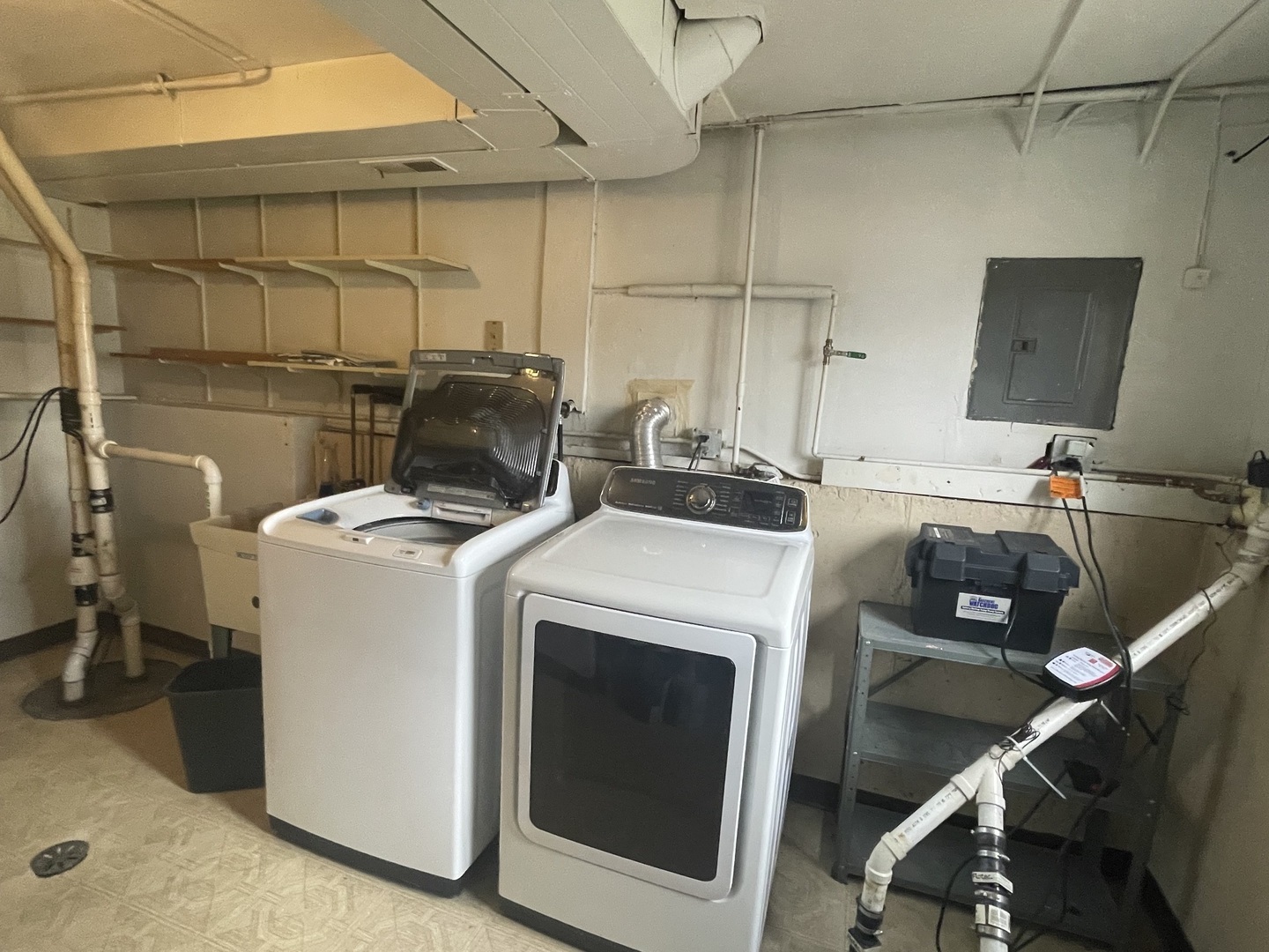 566 W Comstock Avenue