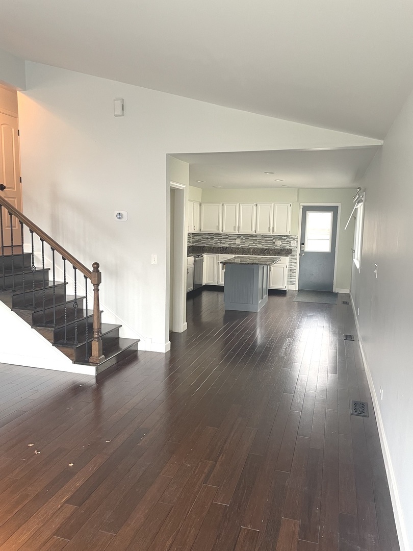 566 W Comstock Avenue