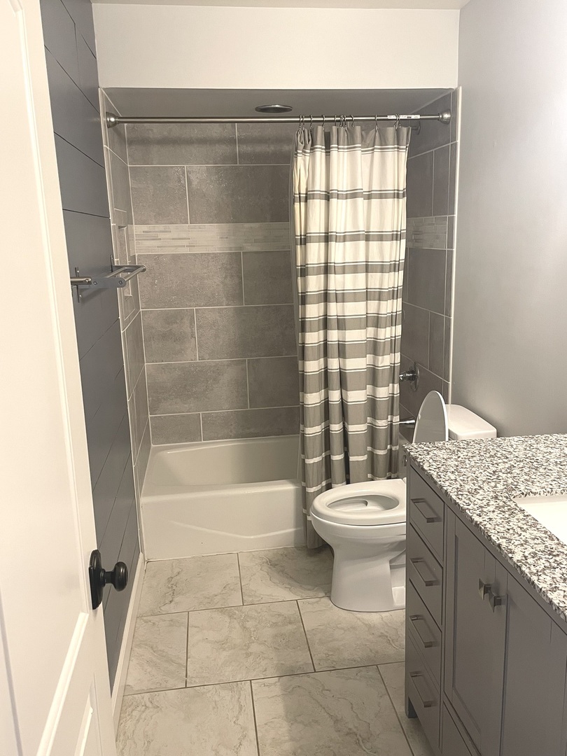 566 W Comstock Avenue