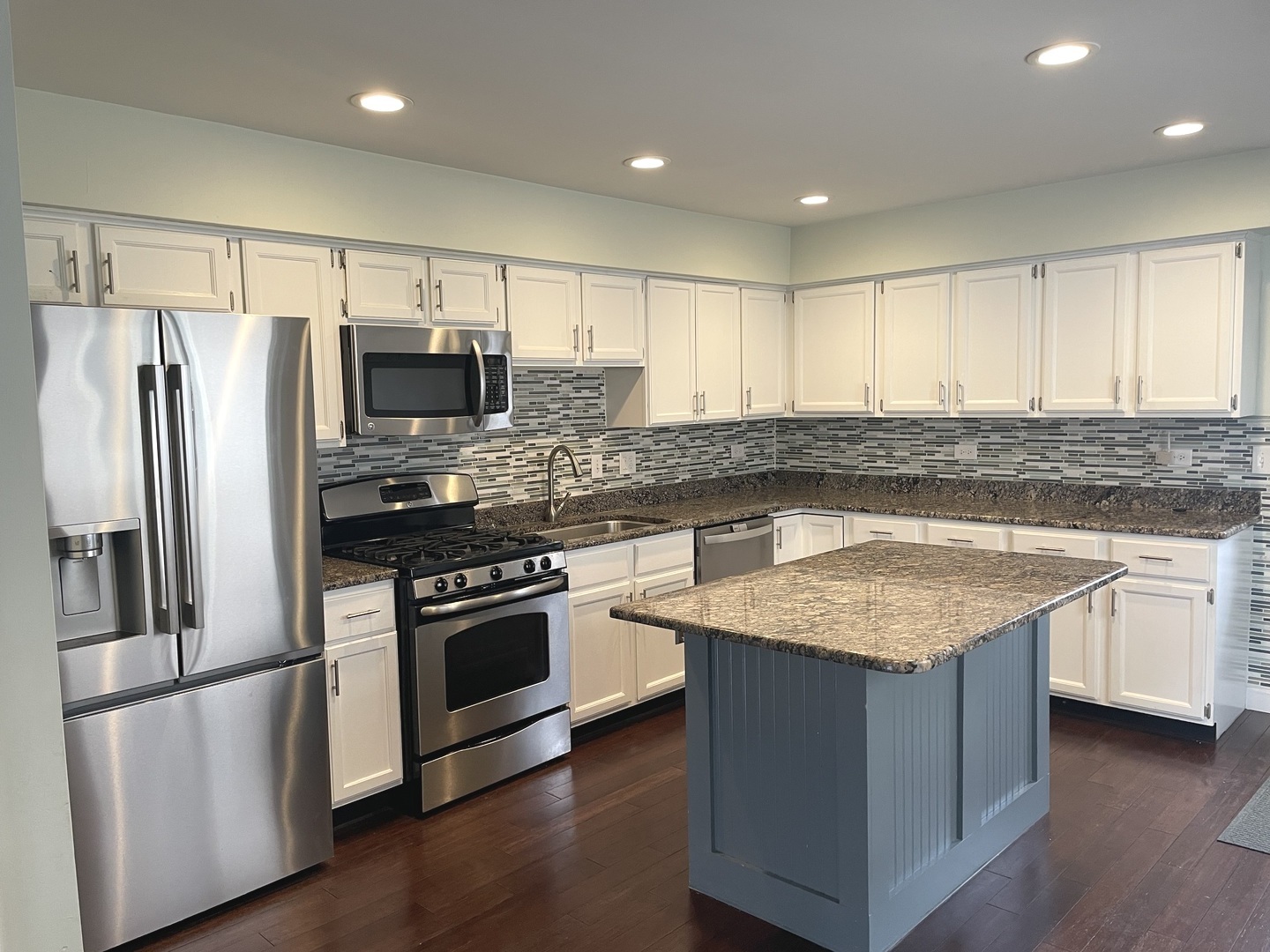 566 W Comstock Avenue