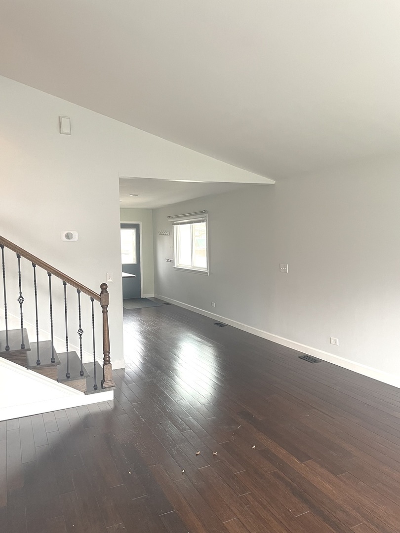 566 W Comstock Avenue