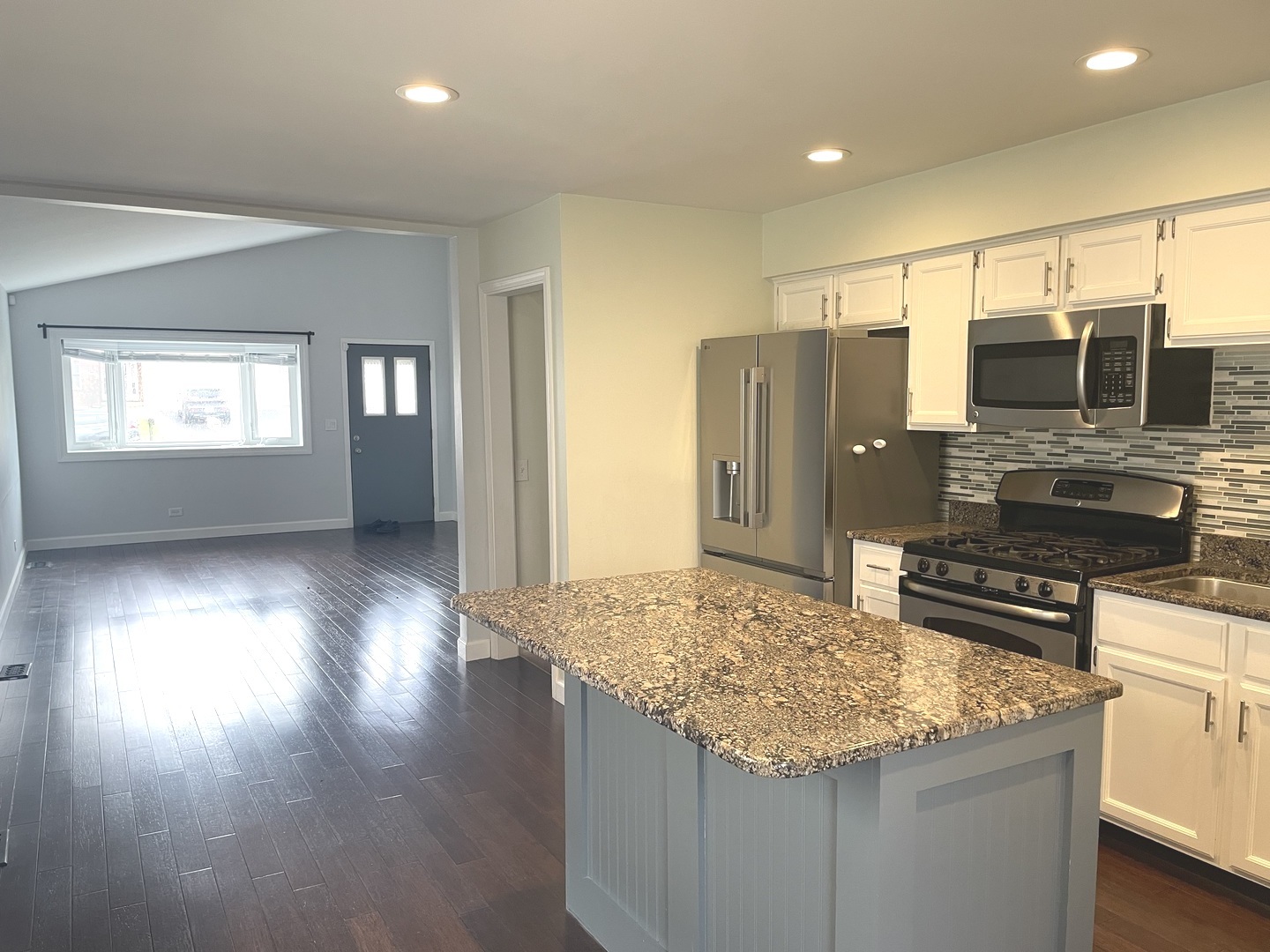 566 W Comstock Avenue