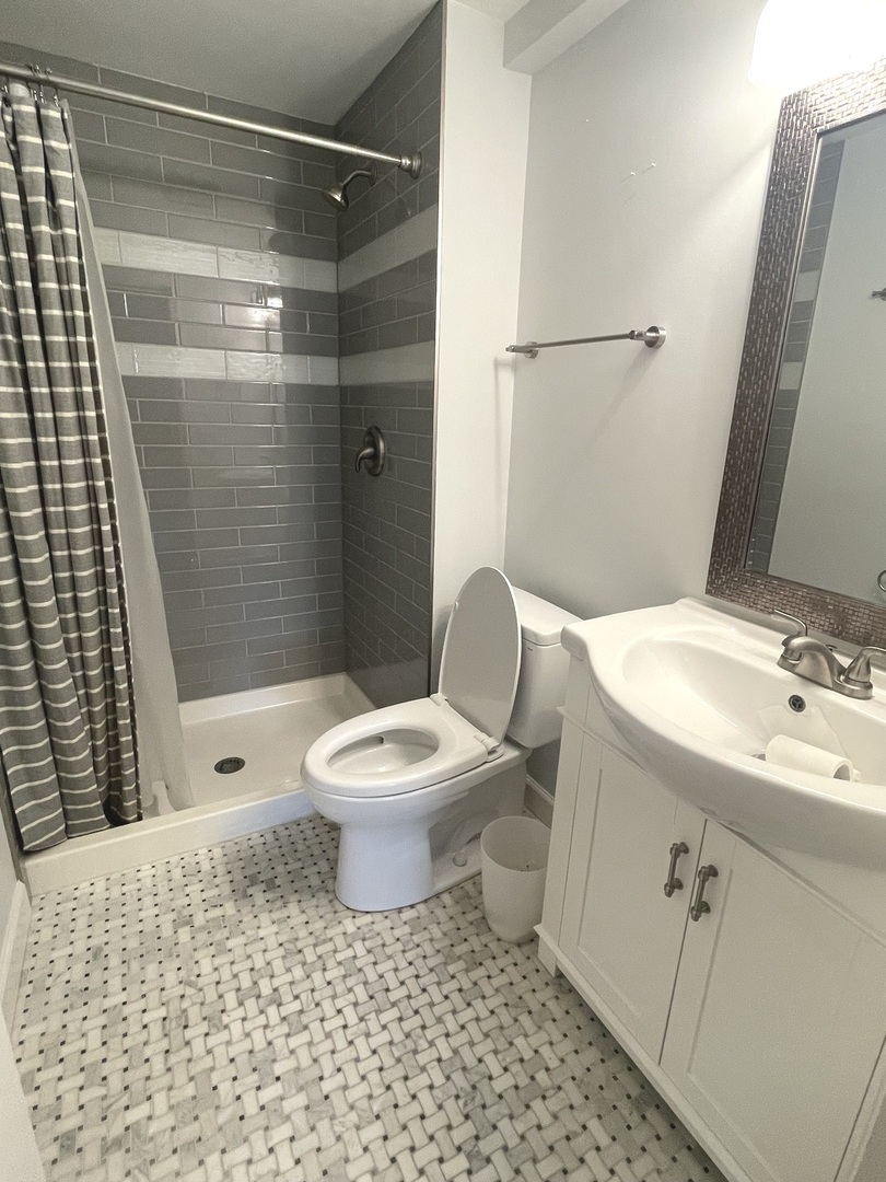 566 W Comstock Avenue