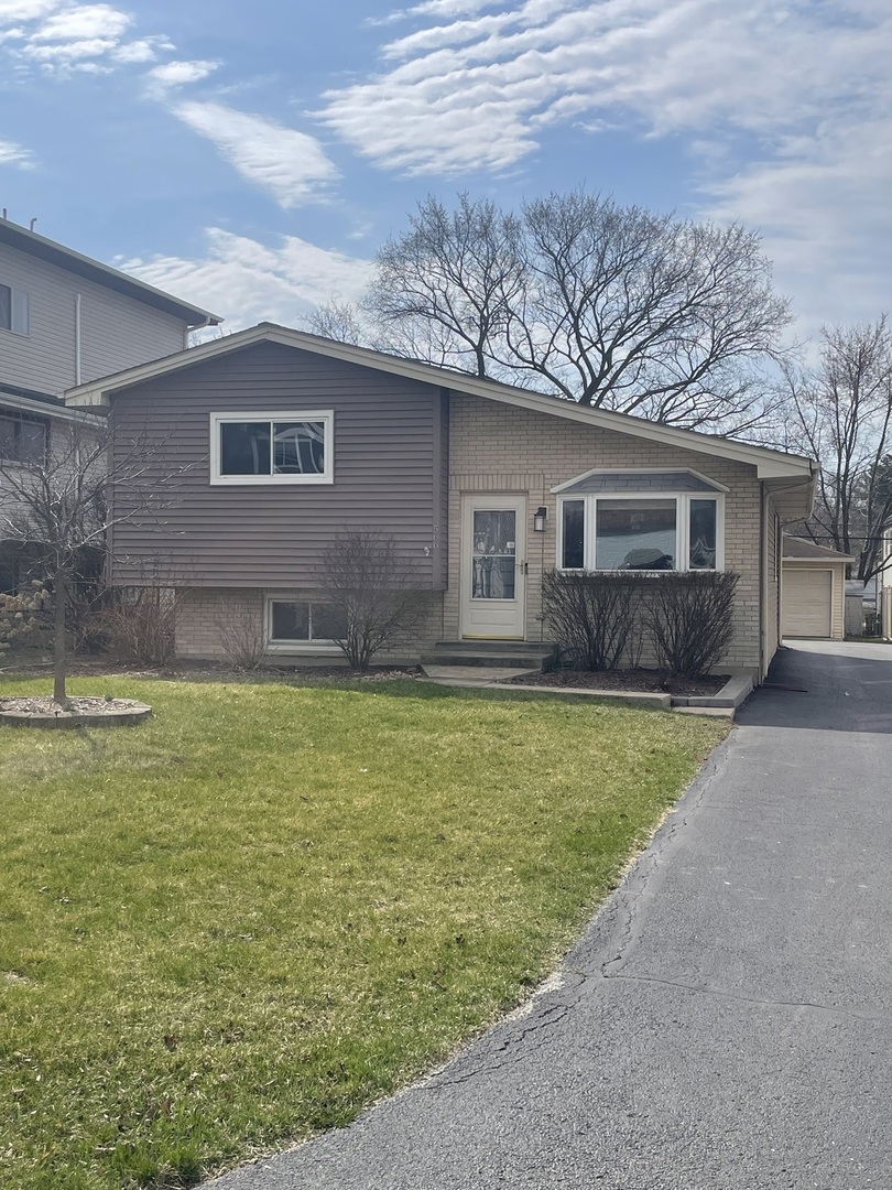 566 W Comstock Avenue