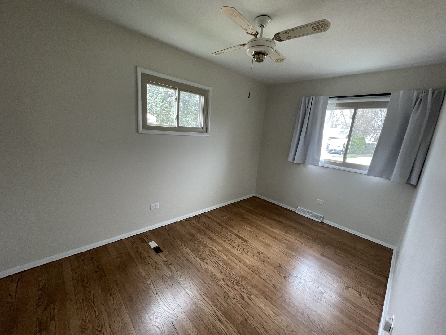 594 W Comstock Avenue