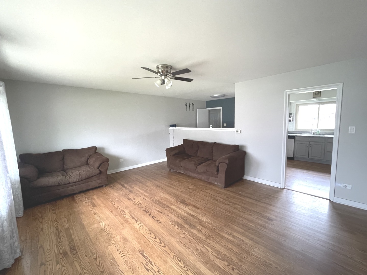 594 W Comstock Avenue