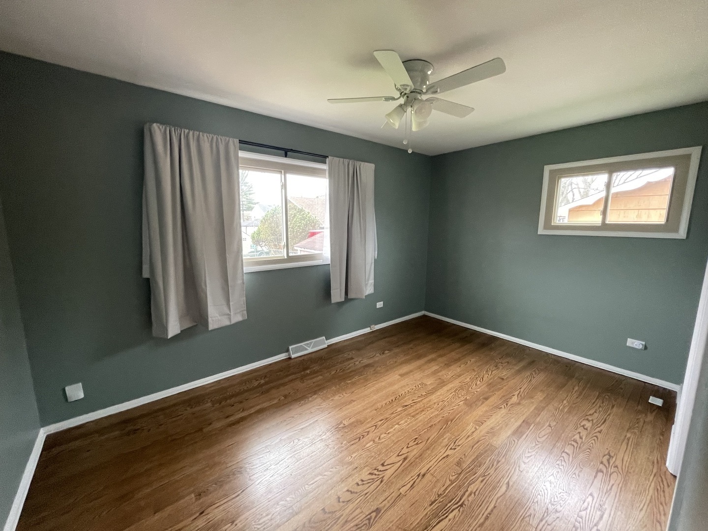 594 W Comstock Avenue