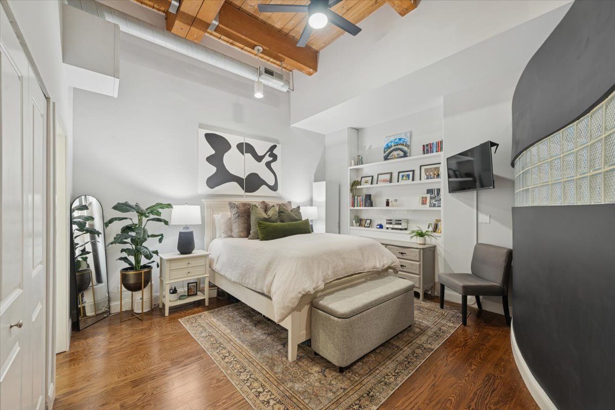 2804 N LAKEWOOD Avenue Unit: 103