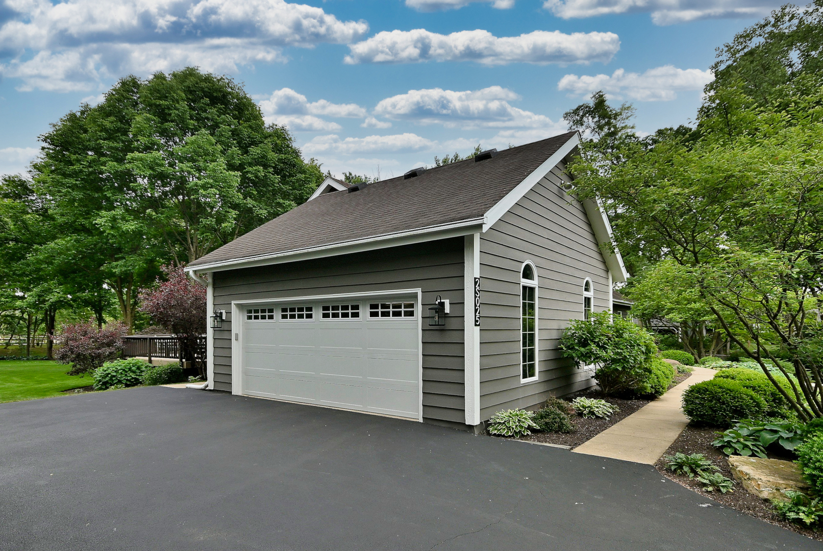 2S025 Twin Oaks Drive